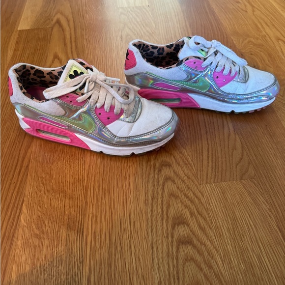 Nike Air Max 90
LX Daisy Leopard Iridescent - Picture 2 of 3